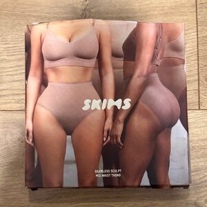 SKIMS SEAMLESS SCULPT MID WAIST THONG | CLAY × 1
CLAY / S
Brand new! Never worn.
